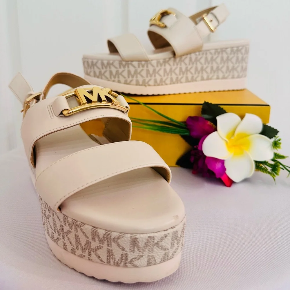 MICHAEL KORS ~ Women's Cream Colored Platform Sandals w/Signature MK Logo size 6